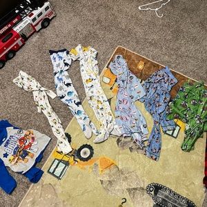 2T boy pajama. NO STAINS. Perfect condition.